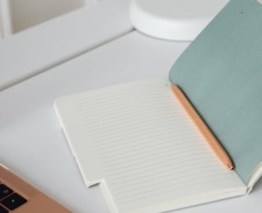 Słowa, które sprzedają: 25 technik copywritingu dla stron sprzedażowych