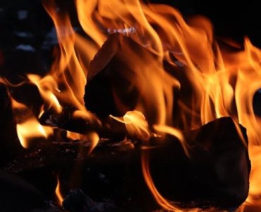 Pellet vs drewno: porównanie kominków, które pomoże Ci podjąć ciepłą decyzję