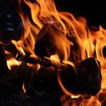 Pellet vs drewno: porównanie kominków, które pomoże Ci podjąć ciepłą decyzję