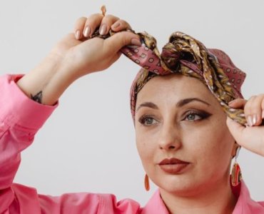 Chusta na głowie z klasą: sprytne triki i modne wiązania na każdą okazję