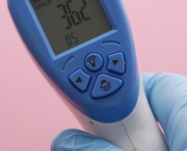 Smart termometry bezdotykowe pod lupą: wielkie porównanie dokładności, szybkości i funkcji (2026)