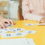 Litery w ruchu: 21 zabaw, dzięki którym dziecko nauczy się pisać mimochodem