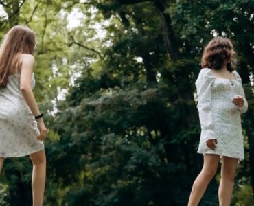 Jak nosić sukienkę ze sneakersami: 15 stylowych trików na co dzień i od święta