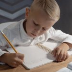 Skupienie w czterech ścianach: 12 prostych domowych ćwiczeń, które poprawiają koncentrację u dziecka