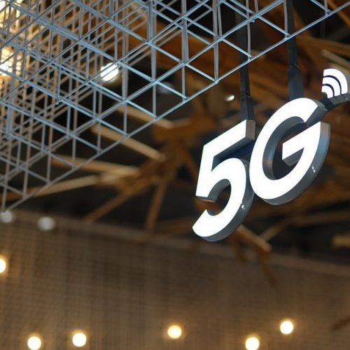 5G kontra Wi‑Fi 6: kluczowe różnice i proste wskazówki, jak wybrać najlepsze połączenie