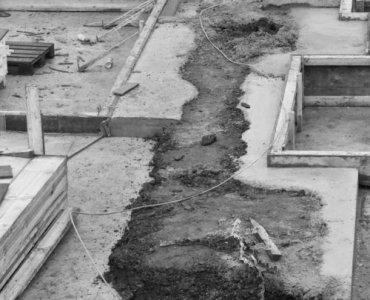 Fundamenty bez wilgoci: przegląd najskuteczniejszych metod hydroizolacji