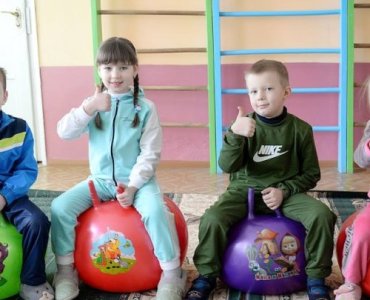 Skacz, łap, balansuj: zabawy, które świetnie rozwijają koordynację u dzieci