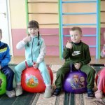 Skacz, łap, balansuj: zabawy, które świetnie rozwijają koordynację u dzieci