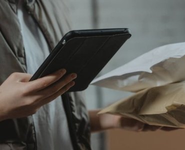 Od chaosu do zachwytów: 10 narzędzi, które ujarzmią recenzje produktów i podkręcą sprzedaż