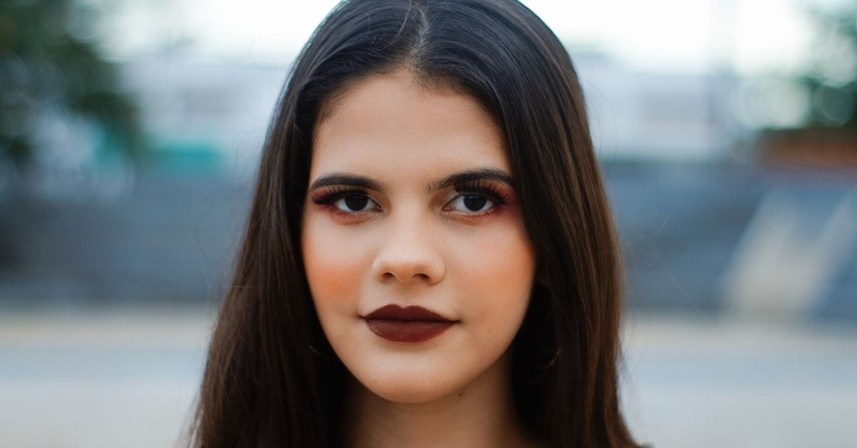 Smoky eyes bez tajemnic: makijaż krok po kroku do hipnotyzującego spojrzenia