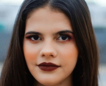Smoky eyes bez tajemnic: makijaż krok po kroku do hipnotyzującego spojrzenia
