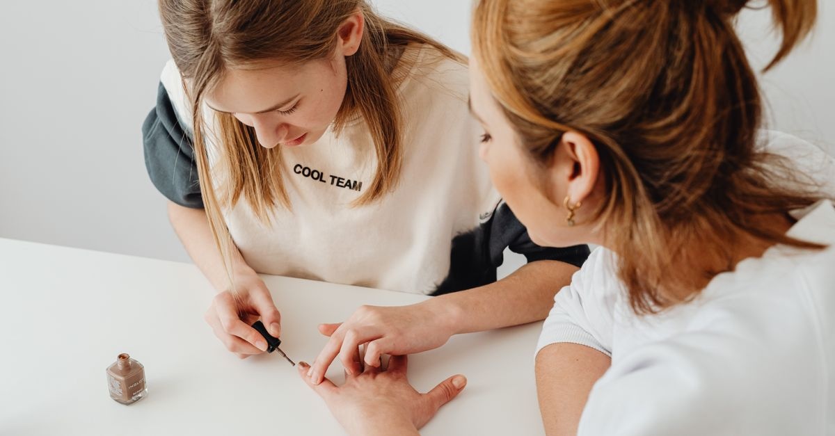 Domowy manicure hybrydowy bez tajemnic: sprytne triki na salonowy efekt i trwały połysk