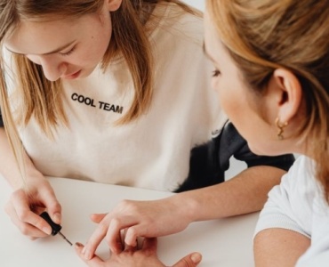 Domowy manicure hybrydowy bez tajemnic: sprytne triki na salonowy efekt i trwały połysk