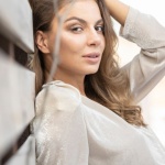 V jak WOW: stylizacje z dekoltem w serek na każdą figurę i okazję