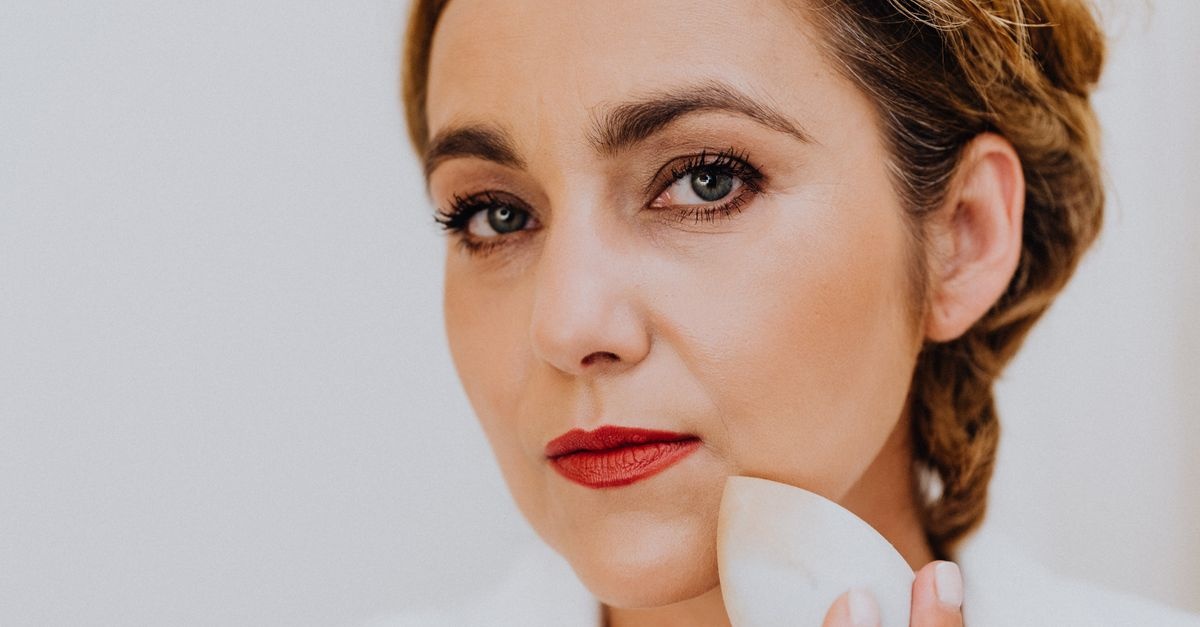 Demakijaż bez podrażnień: jak zmywać makijaż, by skóra była spokojna i promienna