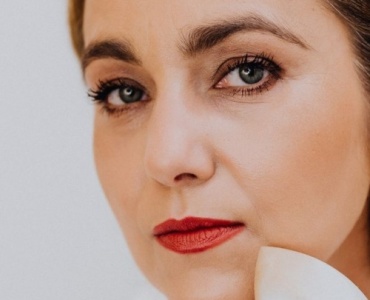 Demakijaż bez podrażnień: jak zmywać makijaż, by skóra była spokojna i promienna