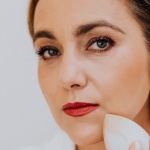 Demakijaż bez podrażnień: jak zmywać makijaż, by skóra była spokojna i promienna