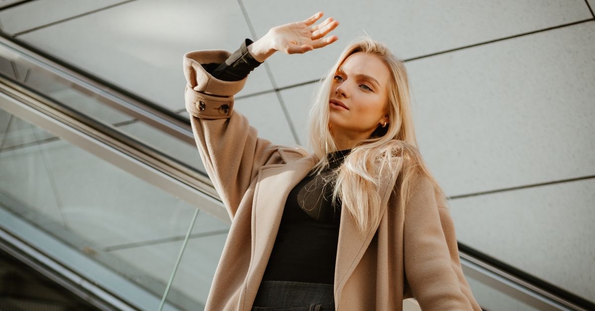 Jak nosić płaszcz oversize? 15 trików stylisty, które robią różnicę