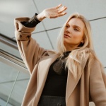 Jak nosić płaszcz oversize? 15 trików stylisty, które robią różnicę