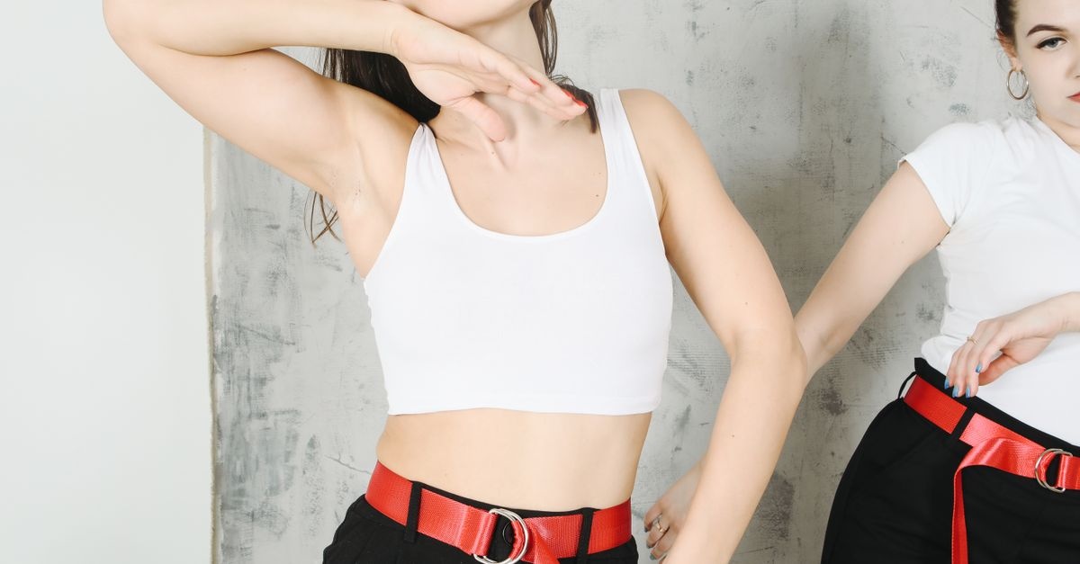 Noś crop top bez kompleksów: stylowe sposoby na pewność siebie w każdej sytuacji