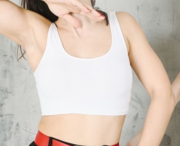Noś crop top bez kompleksów: stylowe sposoby na pewność siebie w każdej sytuacji