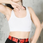 Noś crop top bez kompleksów: stylowe sposoby na pewność siebie w każdej sytuacji